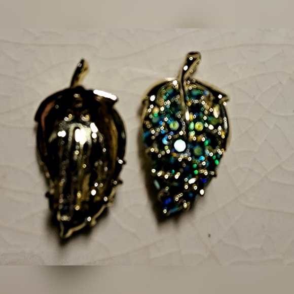 Vintage brilliant green blue Firestone Aurora Borealis grape clip on earrings - Picture 7 of 8